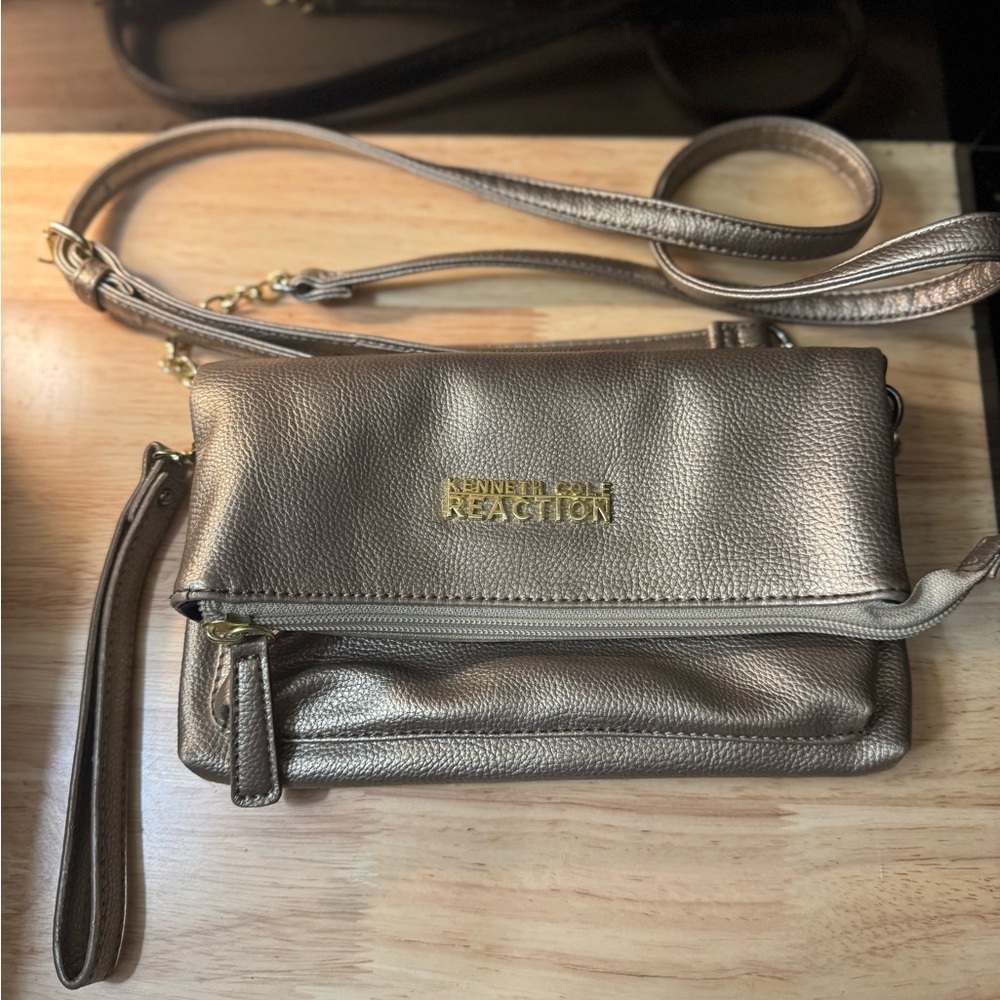 Kenneth Cole Reaction Silver Crossbody Bag with Structured Design